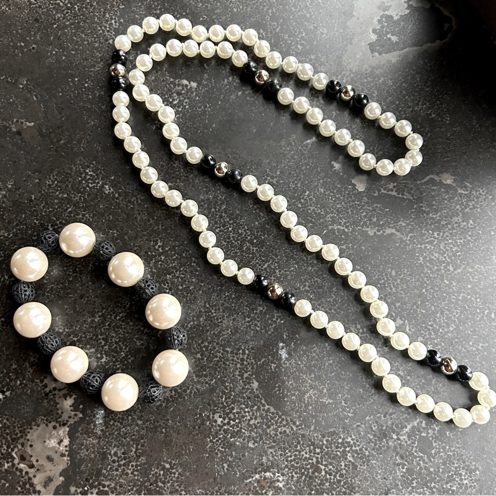 Faux pearl and black beaded necklace & bracelet (Set)